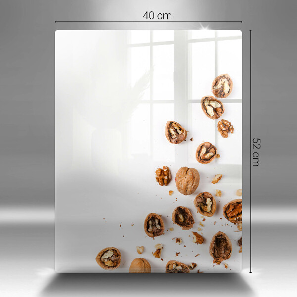 Tabla de cortar de vidrio Nueces sobre un fondo blanco