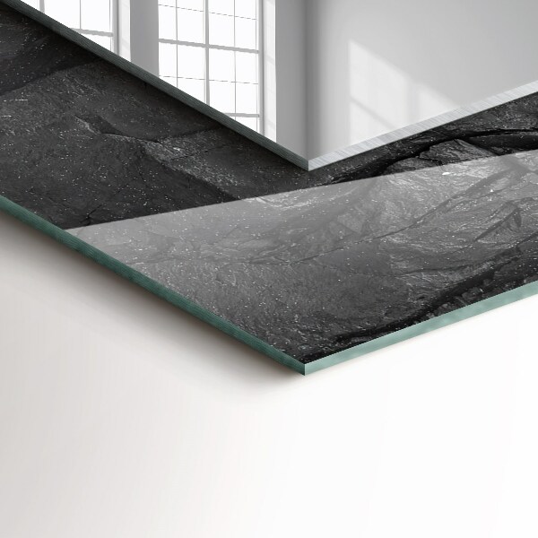 Grietas en una piedra negra