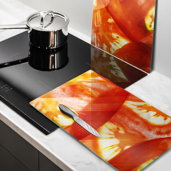 Tapa encimera Una rodaja de tomate rojo