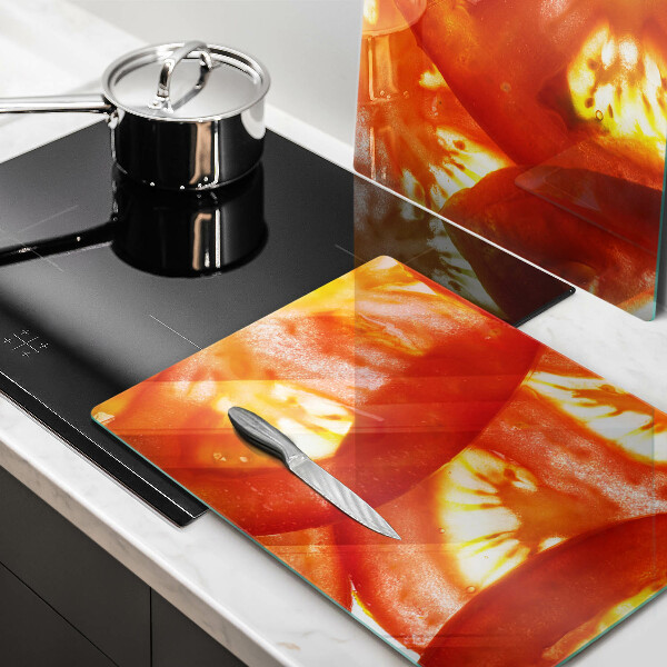 Tapa encimera Una rodaja de tomate rojo