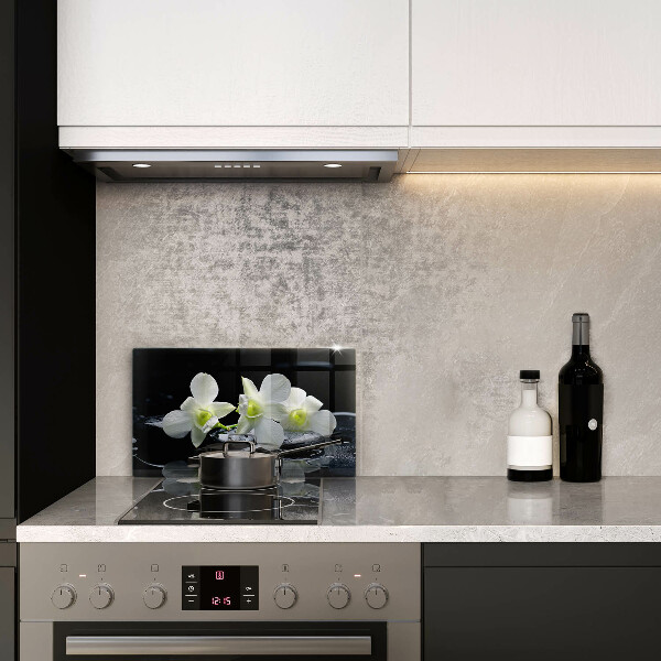 Cubre vitrocerámica Flores blancas en agua Zen.