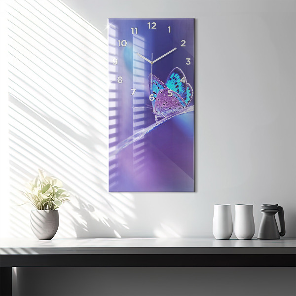 Reloj vertical Mariposa sobre hierba - espejomat.es