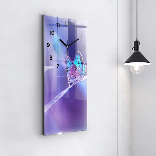 Reloj vertical Mariposa sobre hierba - espejomat.es