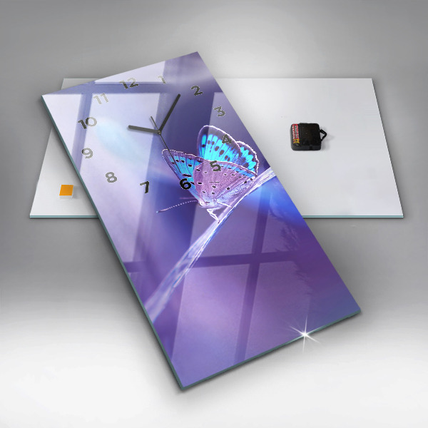 Reloj vertical Mariposa sobre hierba - espejomat.es