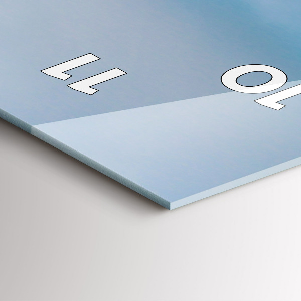 Reloj de cristal vertical Jirafa alta sobre fondo de cielo - espejomat.es