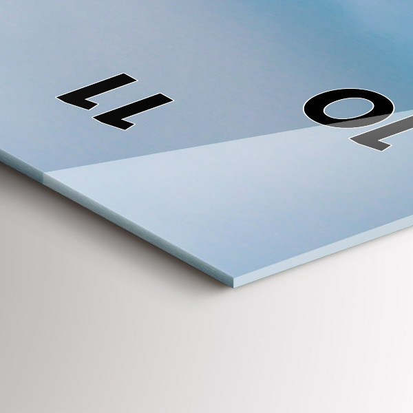 Reloj de cristal vertical Jirafa alta sobre fondo de cielo - espejomat.es