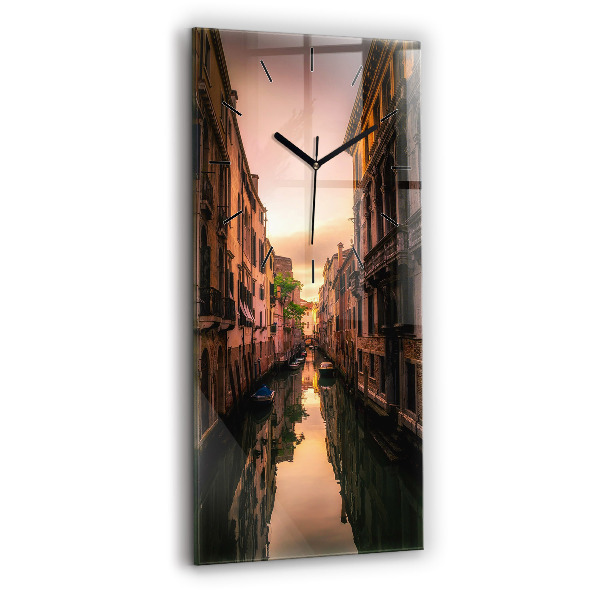 Reloj de vidrio vertical Vista sobre el canal en la ciudad - espejomat.es