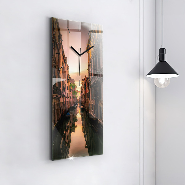 Reloj de vidrio vertical Vista sobre el canal en la ciudad - espejomat.es