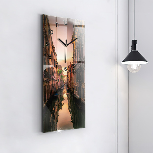 Reloj de vidrio vertical Vista sobre el canal en la ciudad - espejomat.es