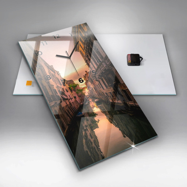 Reloj de vidrio vertical Vista sobre el canal en la ciudad - espejomat.es