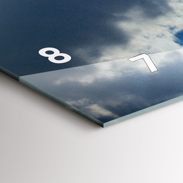 Reloj horizontal Bandera polaca contra el cielo