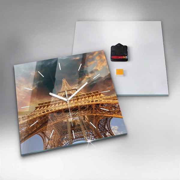 Reloj cuadrado Torre Eiffel bajo el sol