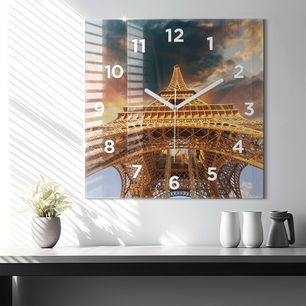Reloj cuadrado Torre Eiffel bajo el sol