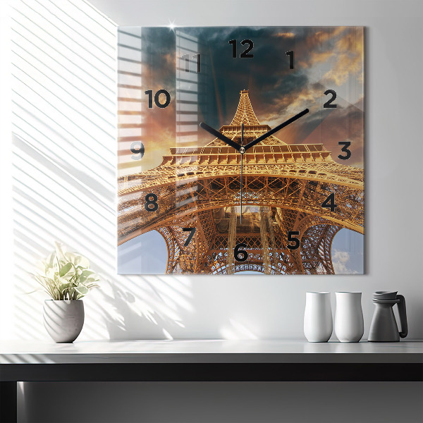 Reloj cuadrado Torre Eiffel bajo el sol