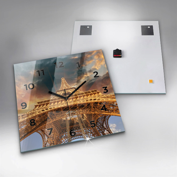 Reloj cuadrado Torre Eiffel bajo el sol