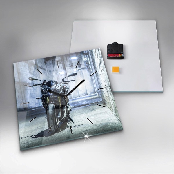 Reloj cuadrado Moto en un callejón