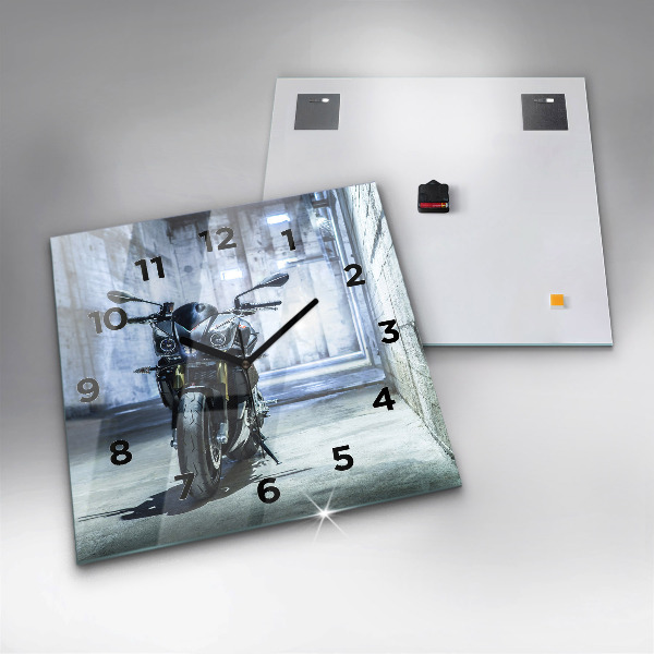 Reloj cuadrado Moto en un callejón