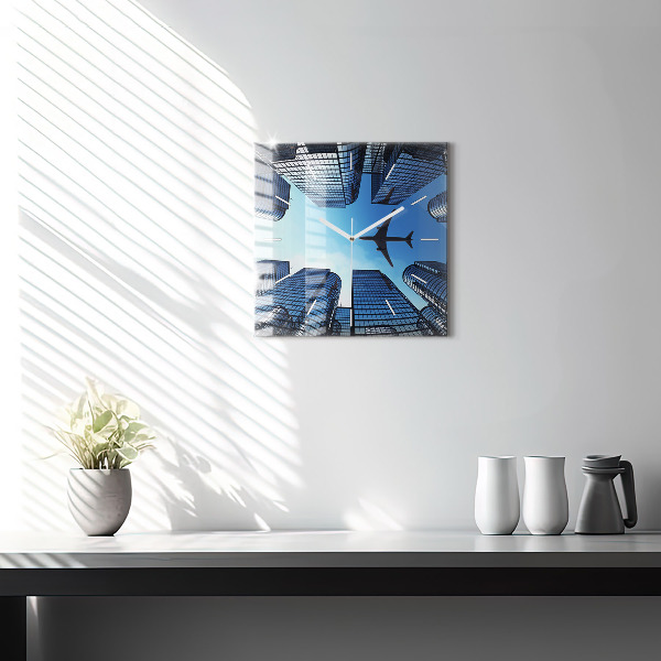 Reloj cuadrado Avión sobre edificios