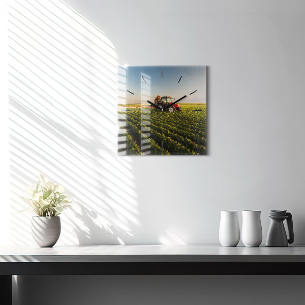 Reloj cuadrado Tractor fumigando un campo