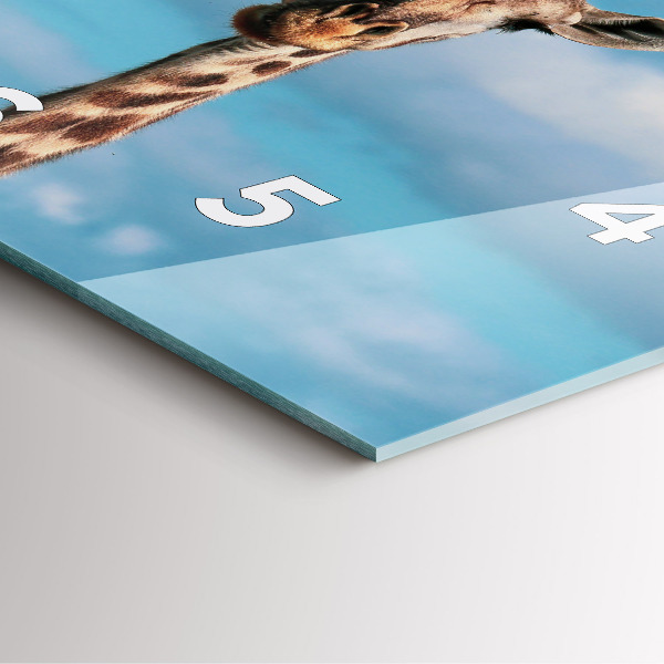 Reloj cuadrado Jirafa alta sobre fondo de cielo