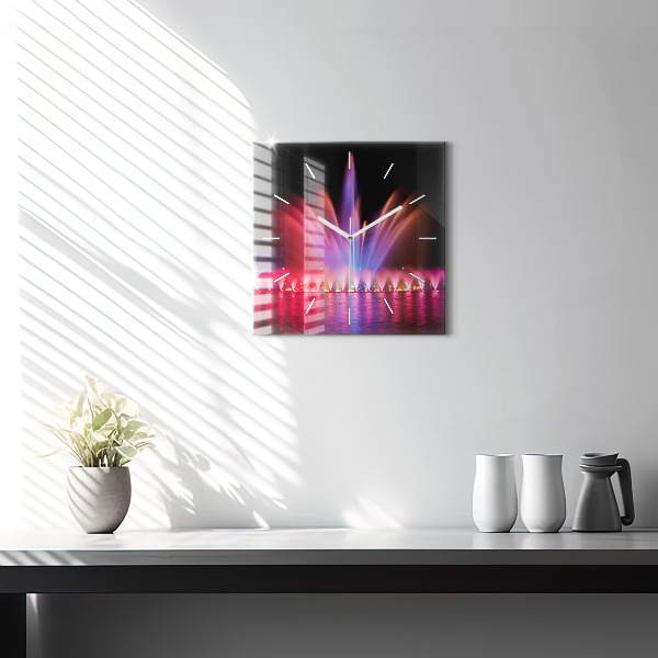 Reloj cuadrado Fuente de Wrocław por la noche