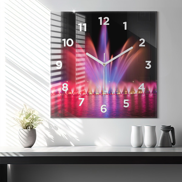 Reloj cuadrado Fuente de Wrocław por la noche