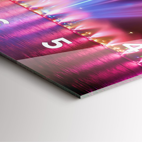 Reloj cuadrado Fuente de Wrocław por la noche