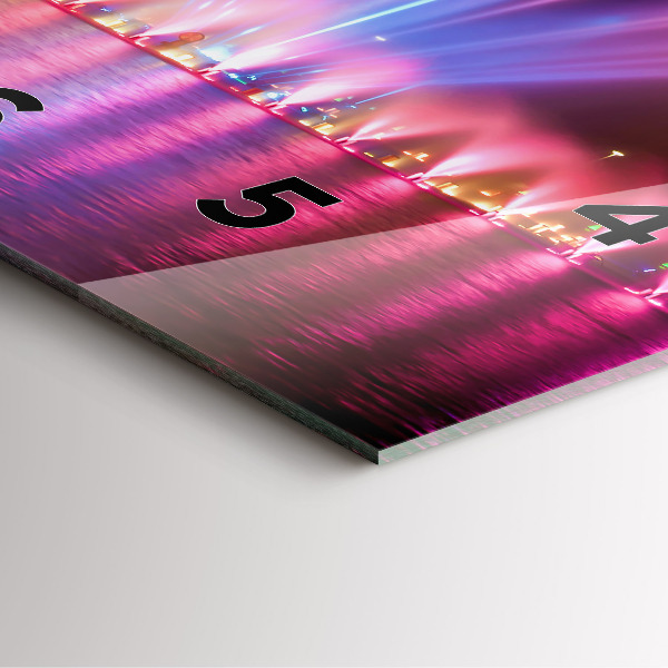 Reloj cuadrado Fuente de Wrocław por la noche