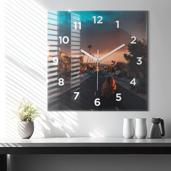 Reloj de pared cuadrado Mujer en la carretera