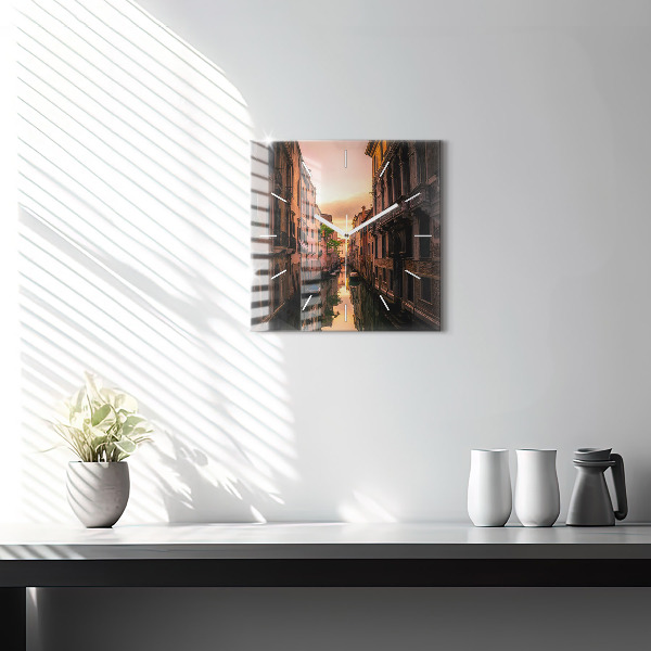 Reloj de pared cuadrado Vista sobre el canal en la ciudad