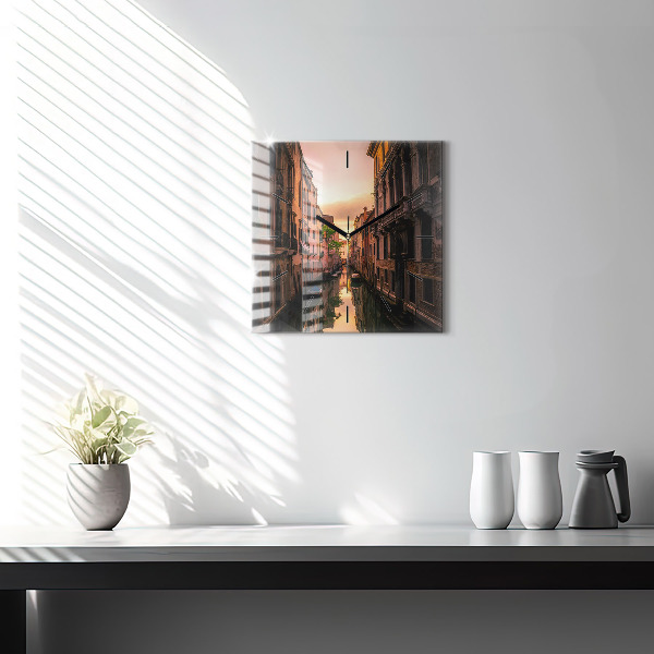 Reloj de pared cuadrado Vista sobre el canal en la ciudad