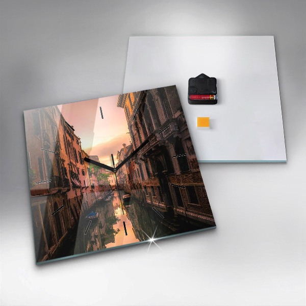 Reloj de pared cuadrado Vista sobre el canal en la ciudad