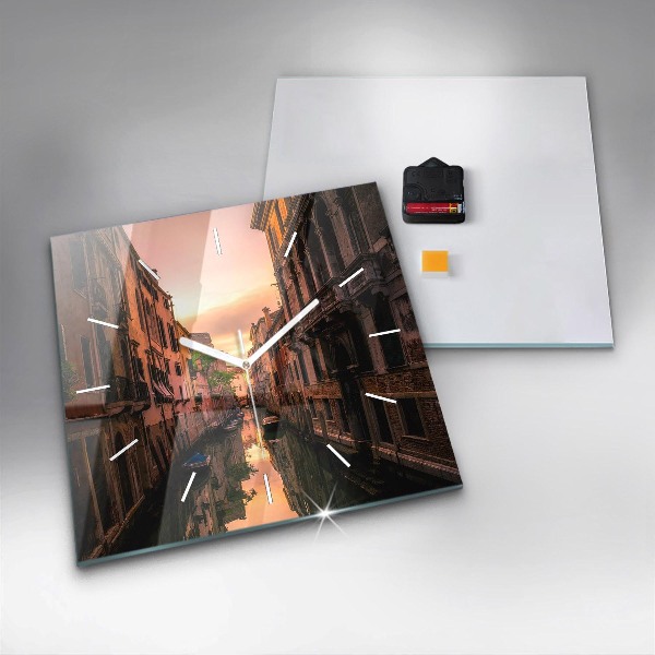 Reloj de pared cuadrado Vista sobre el canal en la ciudad