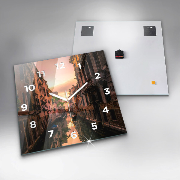 Reloj de pared cuadrado Vista sobre el canal en la ciudad