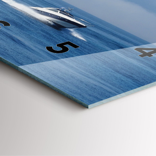 Reloj cuadrado Barco flotante en el océano