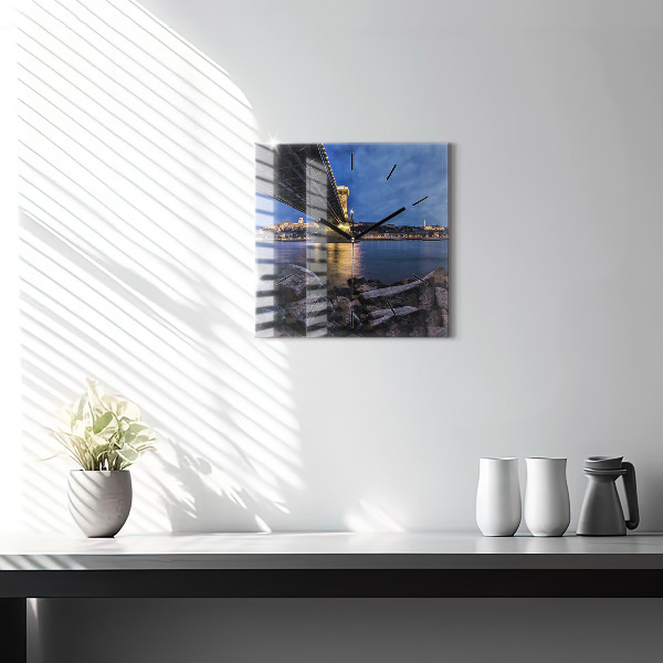 Reloj cuadrado Costa rocosa bajo el puente