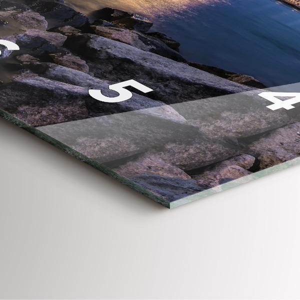 Reloj cuadrado Costa rocosa bajo el puente