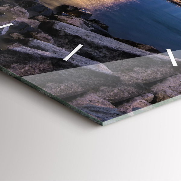 Reloj cuadrado Costa rocosa bajo el puente