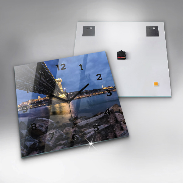 Reloj cuadrado Costa rocosa bajo el puente