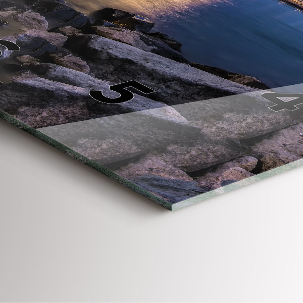 Reloj cuadrado Costa rocosa bajo el puente