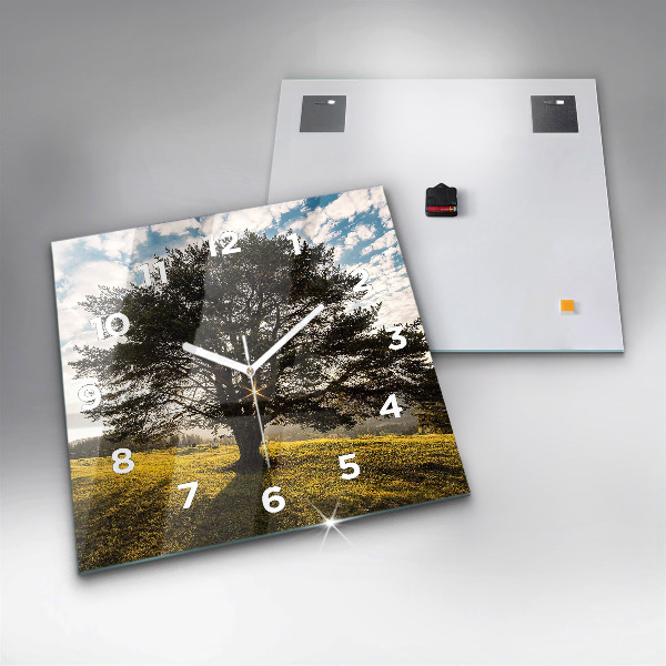 Reloj cuadrado Árbol en una colina