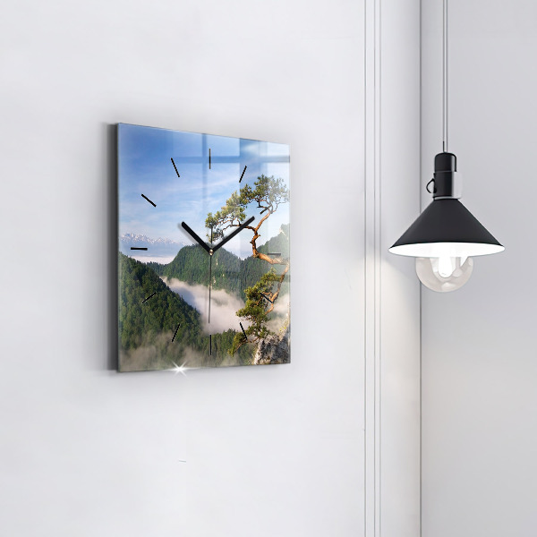 Reloj cuadrado Pico Sokolica en las montañas Pieniny