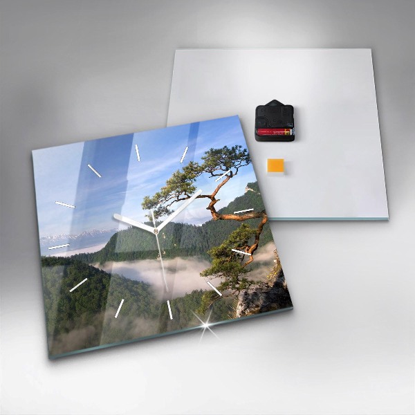 Reloj cuadrado Pico Sokolica en las montañas Pieniny