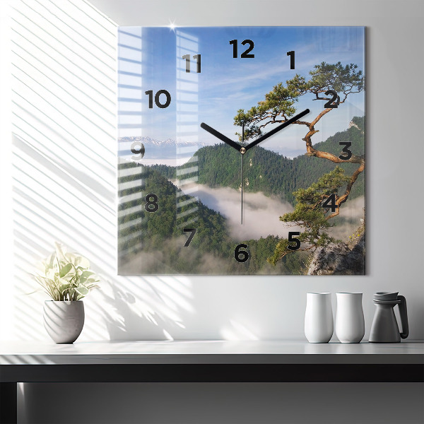 Reloj cuadrado Pico Sokolica en las montañas Pieniny