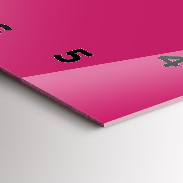 Reloj de pared cuadrado El color rosa fuerte