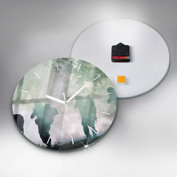 Reloj de cristal redondo Soldados en un bosque