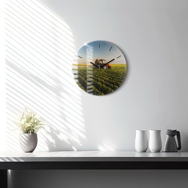 Reloj redondo pared Tractor fumigando un campo