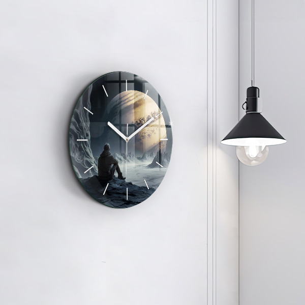 Reloj de pared redondo Hombre en la luna de fondo