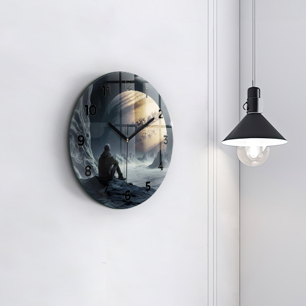 Reloj de pared redondo Hombre en la luna de fondo