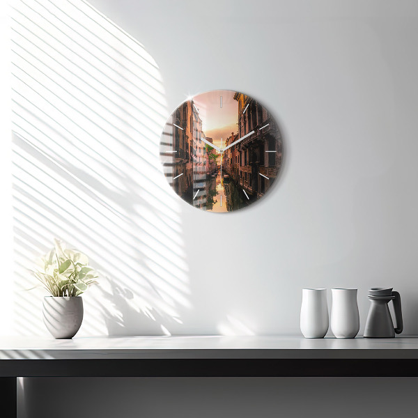 Reloj de cristal redondo Vista sobre el canal en la ciudad